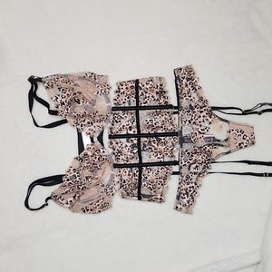NWT Victoria's Secret Very Sexy Unlined leopard bra, garter and panty se…